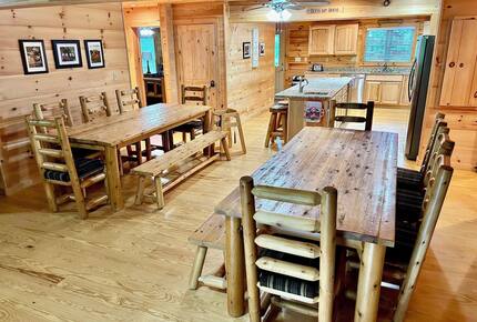 Elegant Lodge Retreat Nestled in the Appalachians - Banner Elk, North Carolina