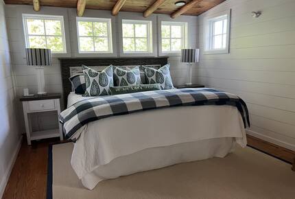 Lake view bedroom(King)