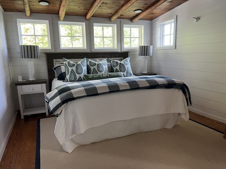 Lake view bedroom(King)