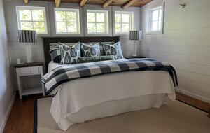 Lake view bedroom(King)