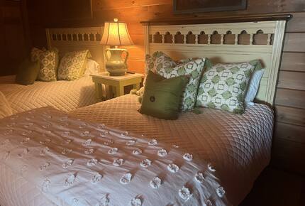 Double bedroom with two Queens