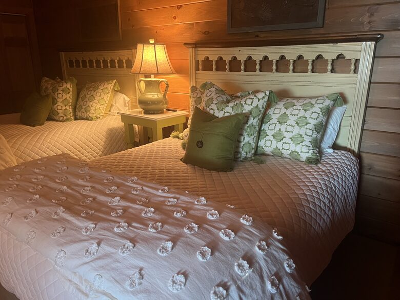 Double bedroom with two Queens