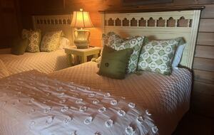 Double bedroom with two Queens