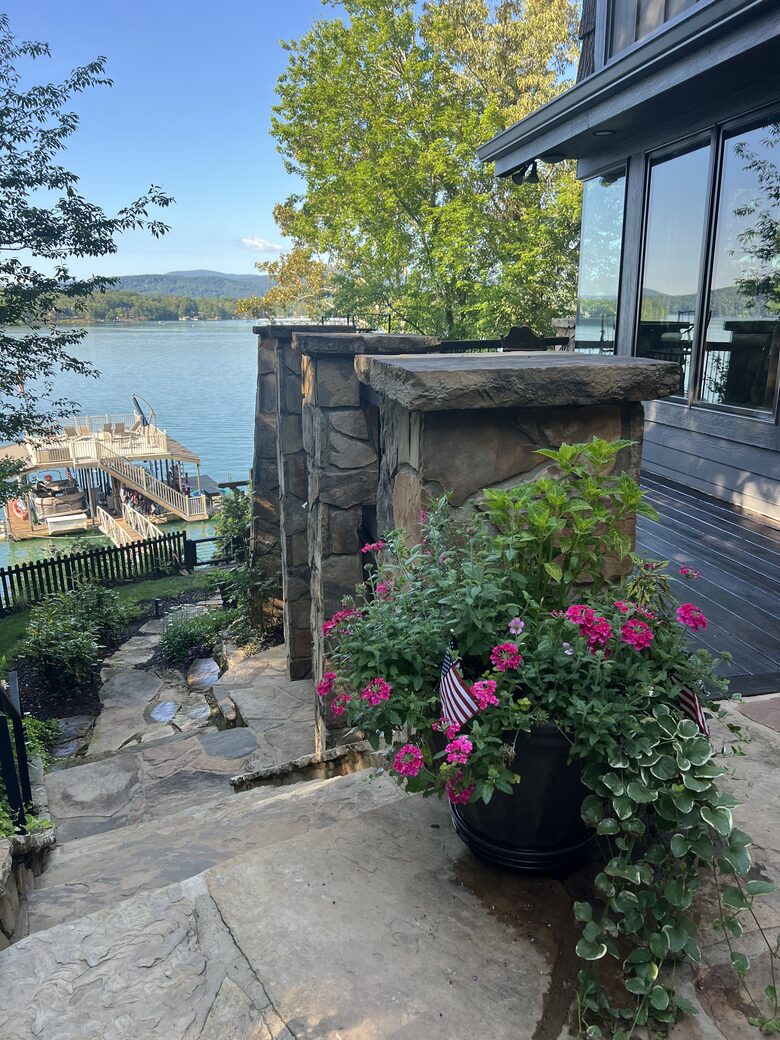 Sophisticated Mountain-View Haven on Lake Blue Ridge - Morganton, Georgia