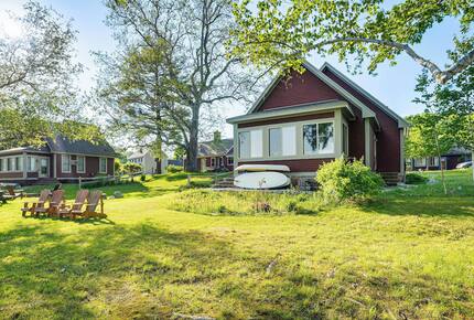 Lakeside Elegance in Westford’s Gated Community - Westford, Massachusetts