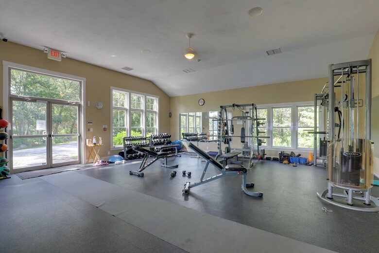 Community gym well equipped w/ cardio & free weight options