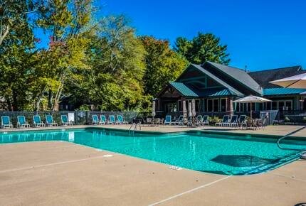 Adult pool / hot tub next to gym, restaurant/bar, beach