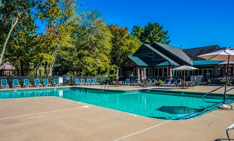 Adult pool / hot tub next to gym, restaurant/bar, beach