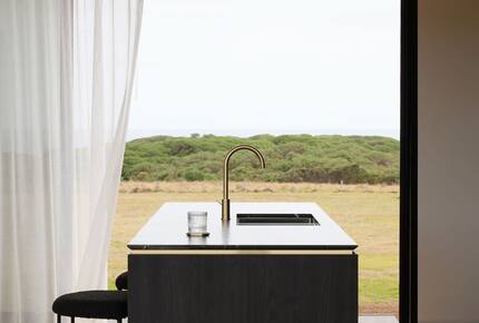 Elegant Beachfront Sanctuary with Sauna & Cold Plunge - Ventnor, Australia