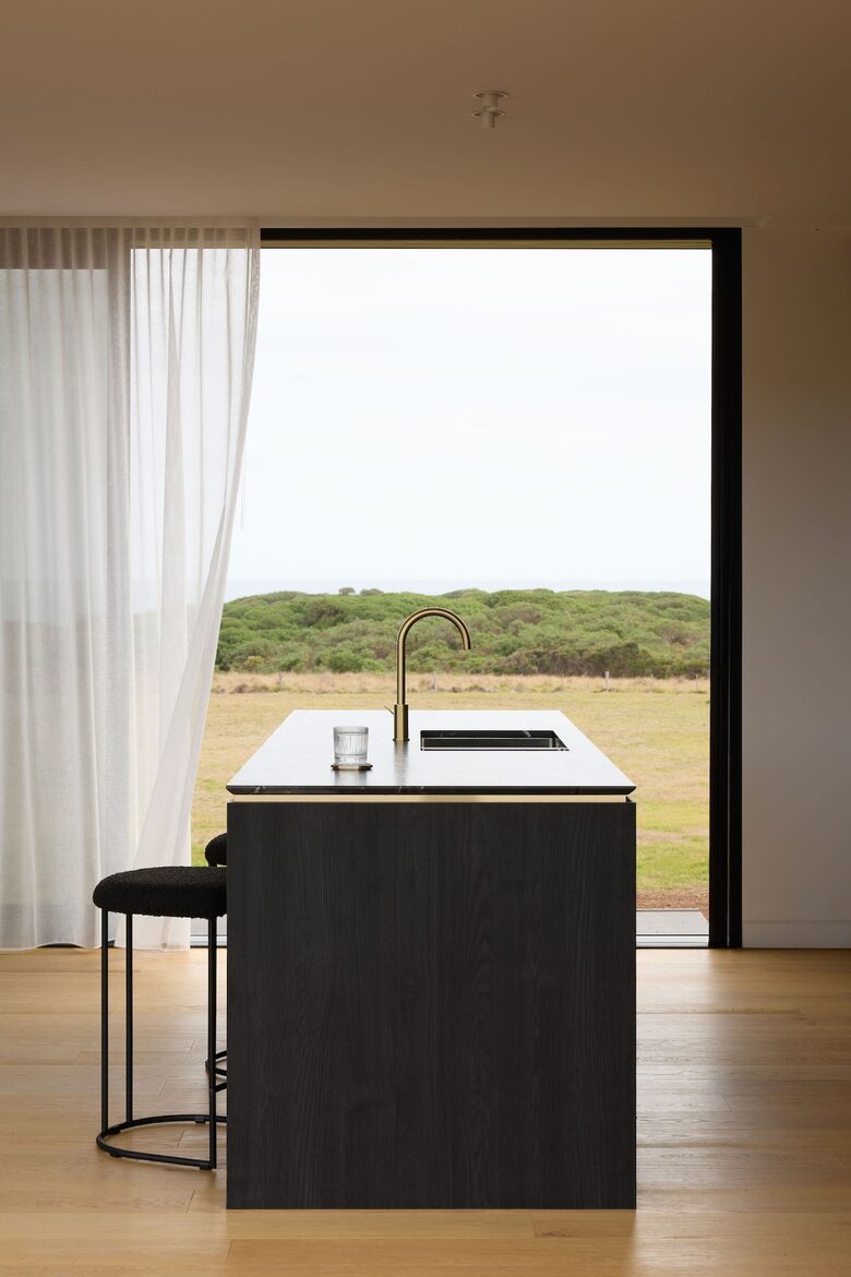 Elegant Beachfront Sanctuary with Sauna & Cold Plunge - Ventnor, Australia