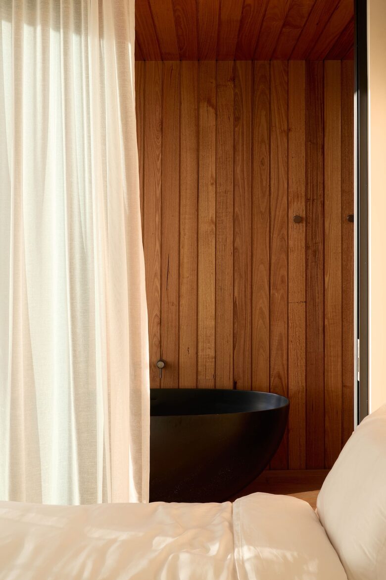 Elegant Beachfront Sanctuary with Sauna & Cold Plunge - Ventnor, Australia