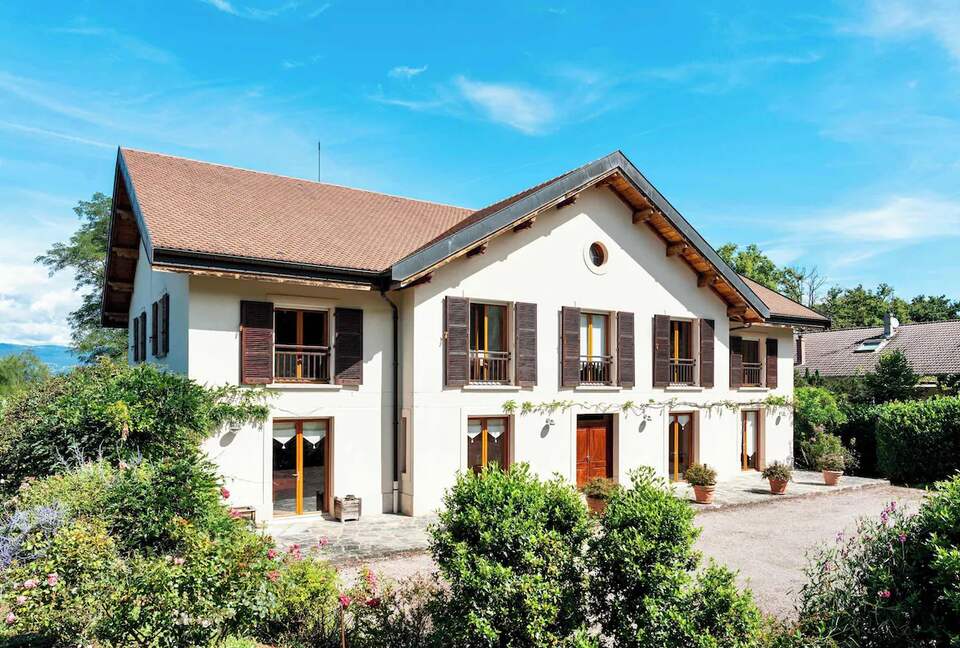 Lake Geneva frontlake House & Private Beach - Nernier, France