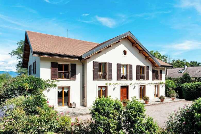 Lake Geneva frontlake House & Private Beach - Nernier, France