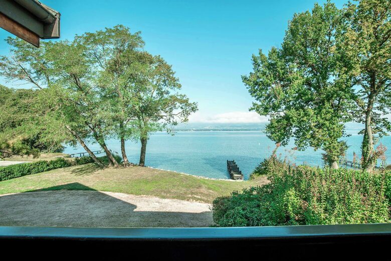 Lake Geneva frontlake House & Private Beach - Nernier, France