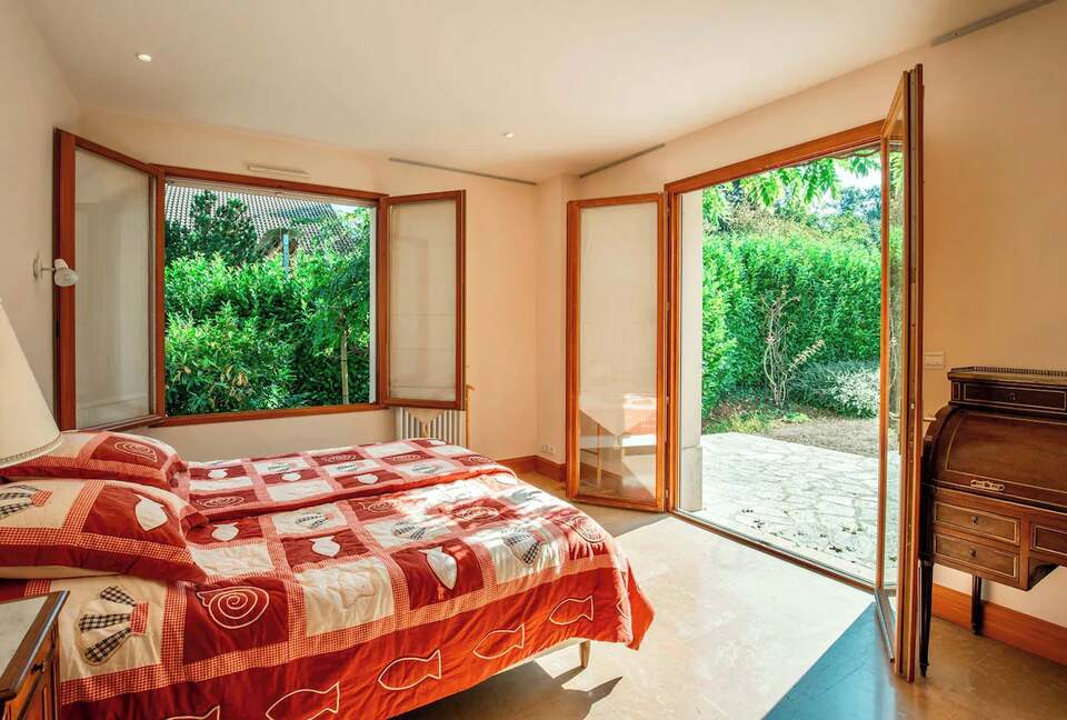 Lake Geneva frontlake House & Private Beach - Nernier, France