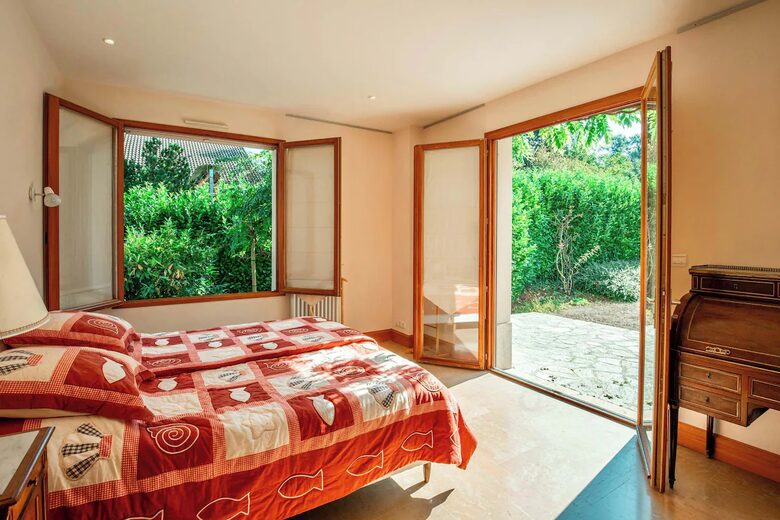 Lake Geneva frontlake House & Private Beach - Nernier, France