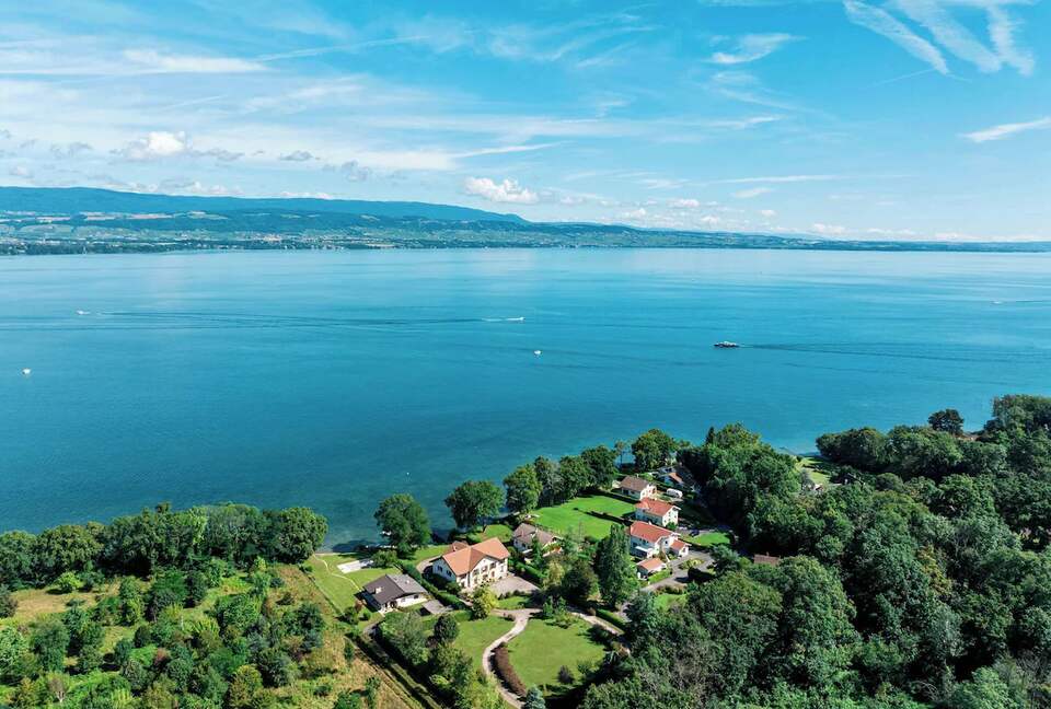 Lake Geneva frontlake House & Private Beach - Nernier, France