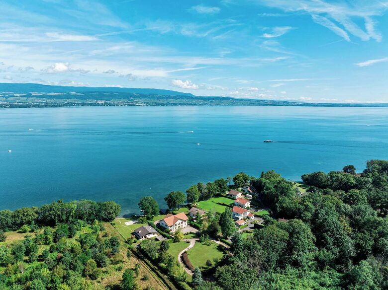 Lake Geneva frontlake House & Private Beach - Nernier, France