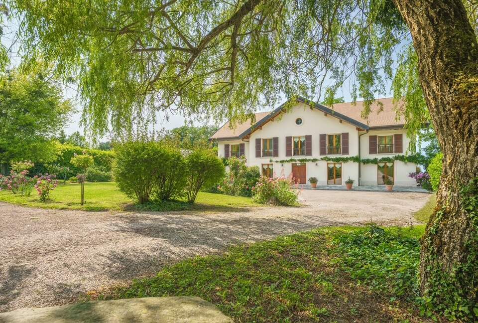 Lake Geneva frontlake House & Private Beach - Nernier, France
