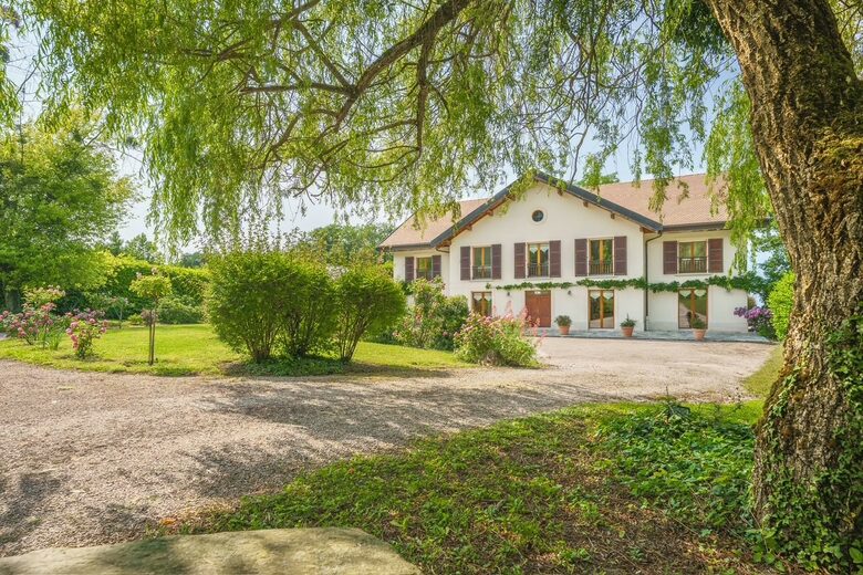 Lake Geneva frontlake House & Private Beach - Nernier, France