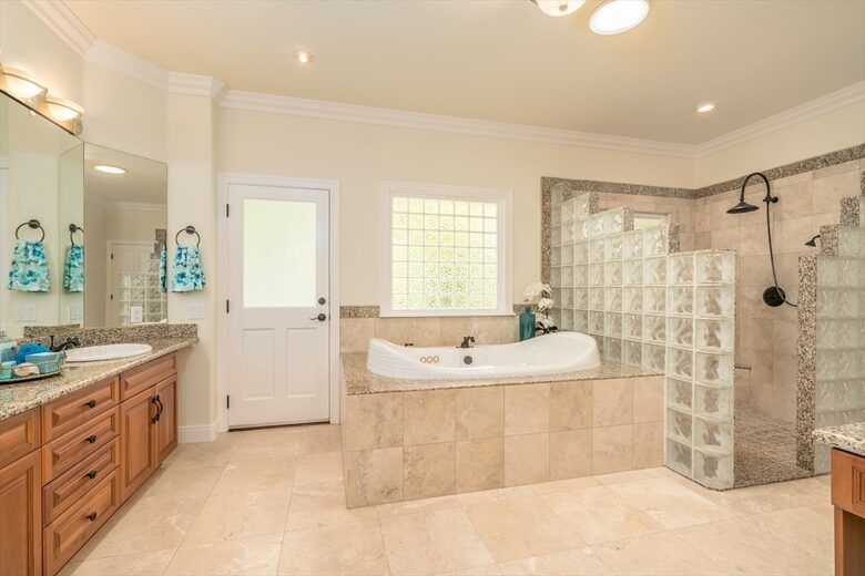 Serene Hawaiian Estate Above the Sea - Kailua Kona, Hawaii