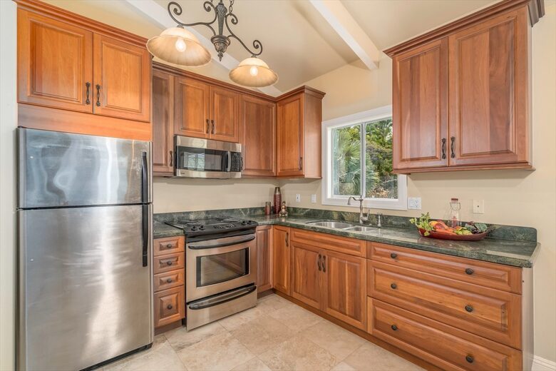 Serene Hawaiian Estate Above the Sea - Kailua Kona, Hawaii