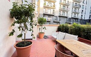 Elegant Barcelona Retreat with Private Terrace & Rooftop Access - Barcelona, Spain