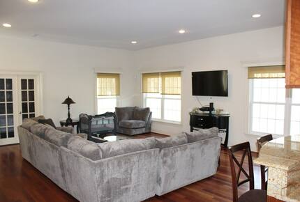 Nine-Bedroom Getaway with Expansive Grounds - Potomac, Maryland