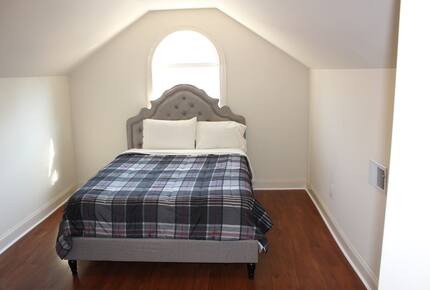 Nine-Bedroom Getaway with Expansive Grounds - Potomac, Maryland