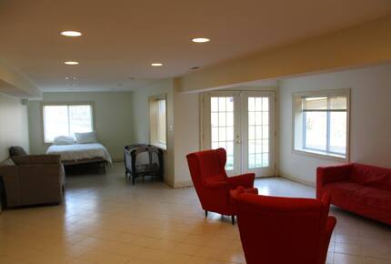 Nine-Bedroom Getaway with Expansive Grounds - Potomac, Maryland