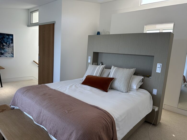 Elegant Coastal Retreat with Pool and Game Room - North Avoca, Australia