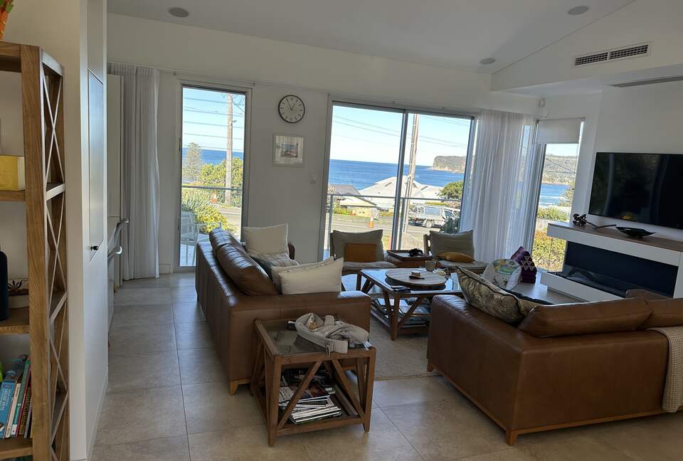 Elegant Coastal Retreat with Pool and Game Room - North Avoca, Australia