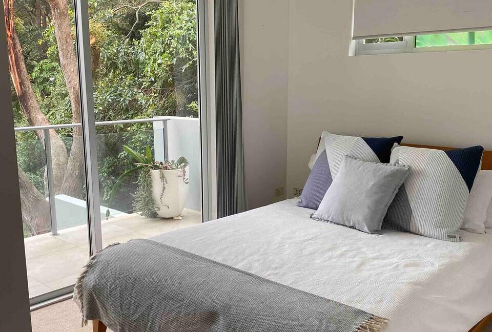 Elegant Coastal Retreat with Pool and Game Room - North Avoca, Australia