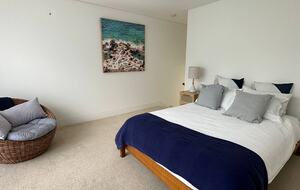 Elegant Coastal Retreat with Pool and Game Room - North Avoca, Australia