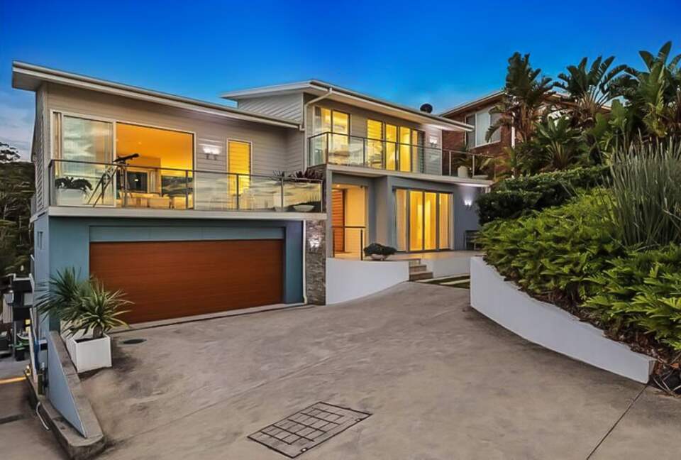 Elegant Coastal Retreat with Pool and Game Room - North Avoca, Australia