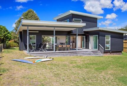 Coastal Retreat Steps from Matapouri Beach - Matapouri, New Zealand