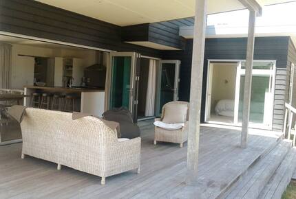 Coastal Retreat Steps from Matapouri Beach - Matapouri, New Zealand