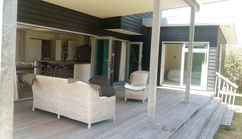 Coastal Retreat Steps from Matapouri Beach - Matapouri, New Zealand