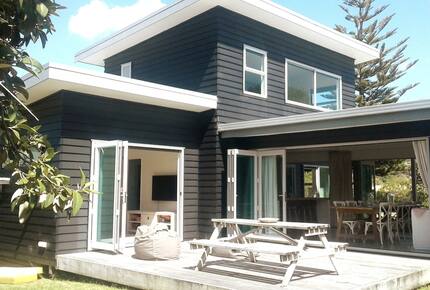 Coastal Retreat Steps from Matapouri Beach - Matapouri, New Zealand