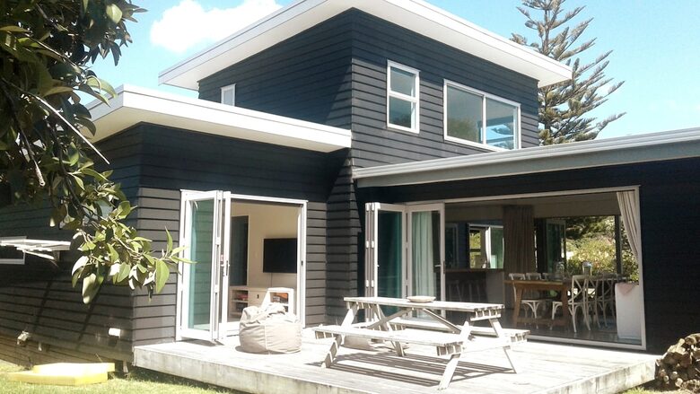 Coastal Retreat Steps from Matapouri Beach - Matapouri, New Zealand