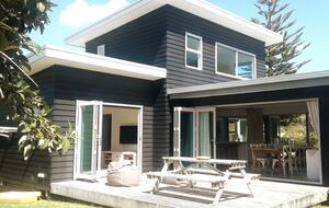 Coastal Retreat Steps from Matapouri Beach - Matapouri, New Zealand