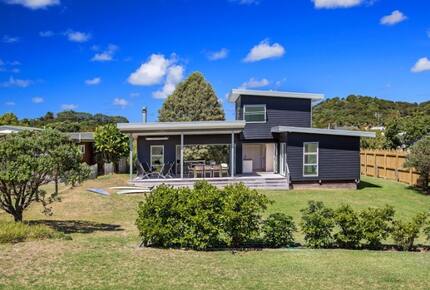 Coastal Retreat Steps from Matapouri Beach - Matapouri, New Zealand