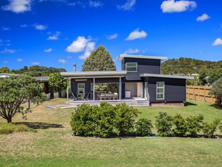 Coastal Retreat Steps from Matapouri Beach - Matapouri, New Zealand