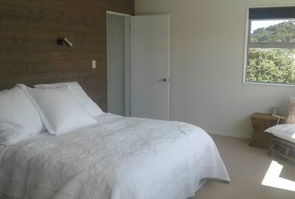 Coastal Retreat Steps from Matapouri Beach - Matapouri, New Zealand