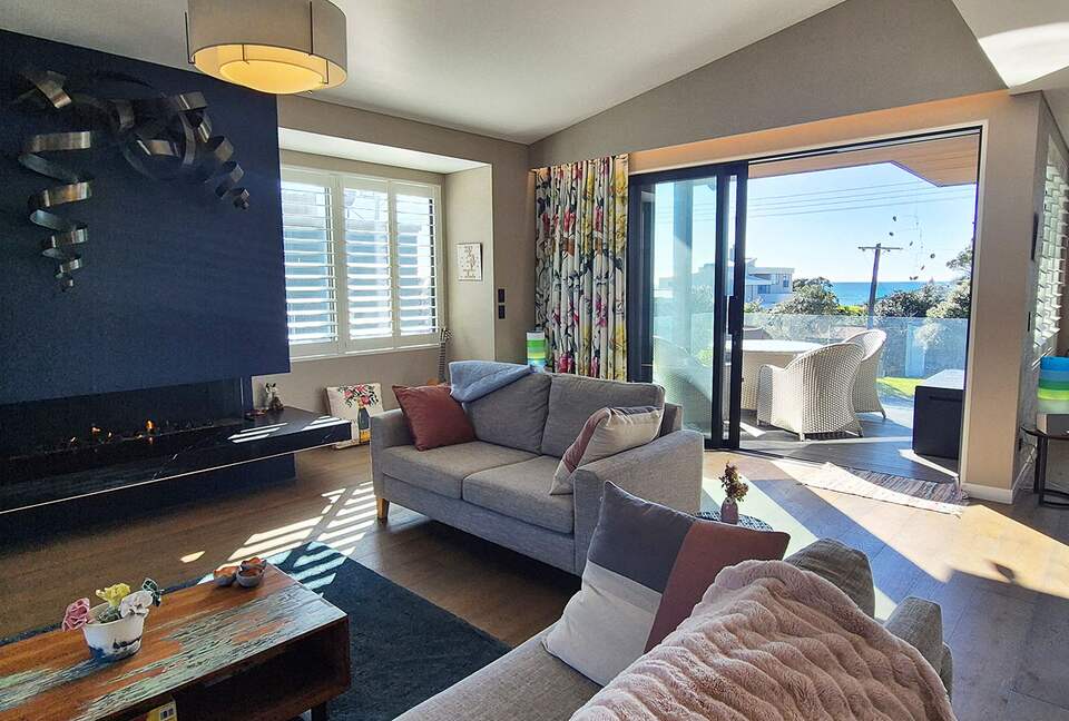 Lounge with front deck