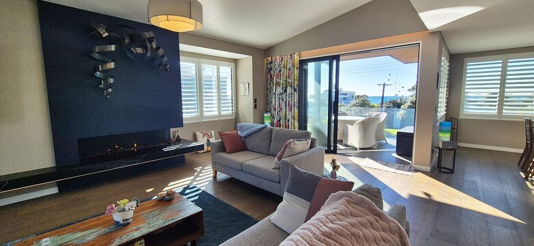 Lounge with front deck