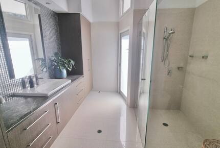 Hilltop Haven with City Views - Brisbane, Australia