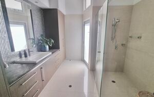 Hilltop Haven with City Views - Brisbane, Australia