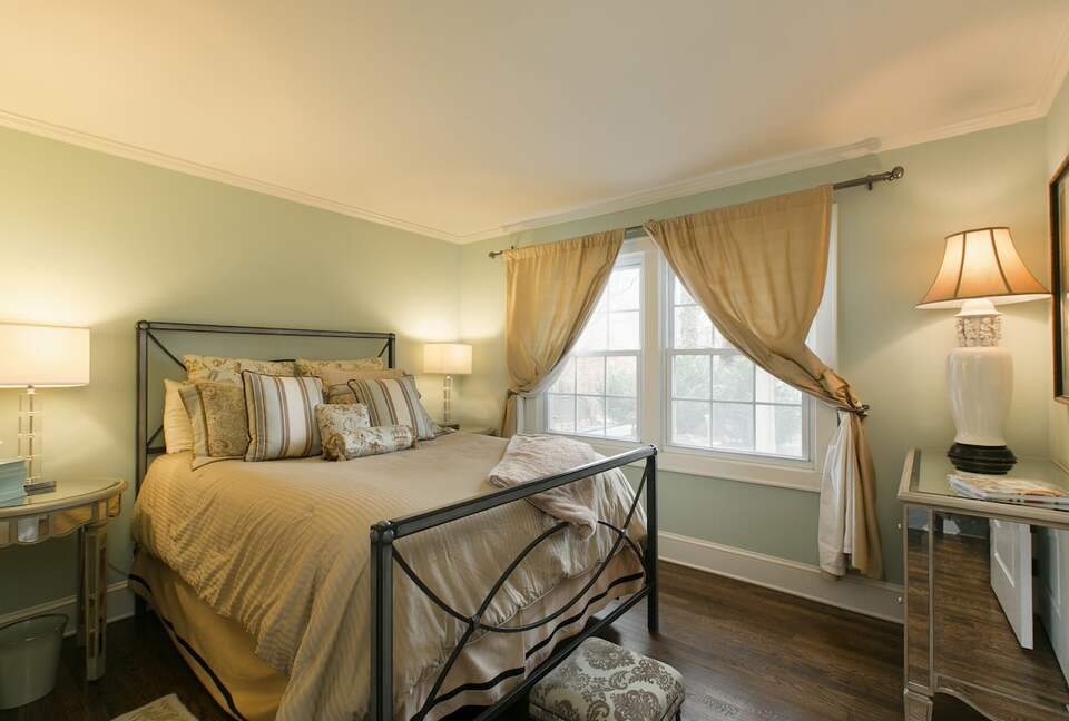 Stylish Asheville Getaway with Private Jacuzzi & Downtown Views - Asheville, North Carolina