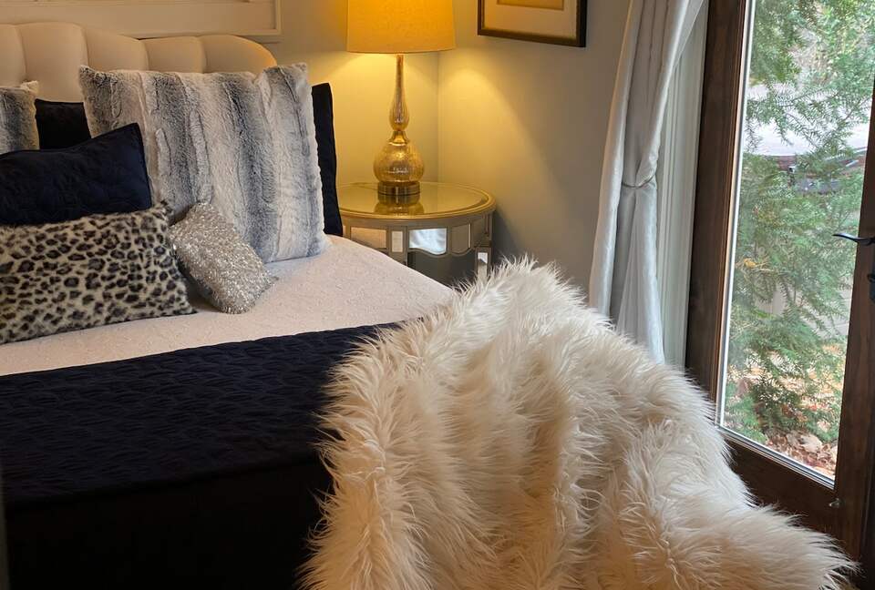 Stylish Asheville Getaway with Private Jacuzzi & Downtown Views - Asheville, North Carolina